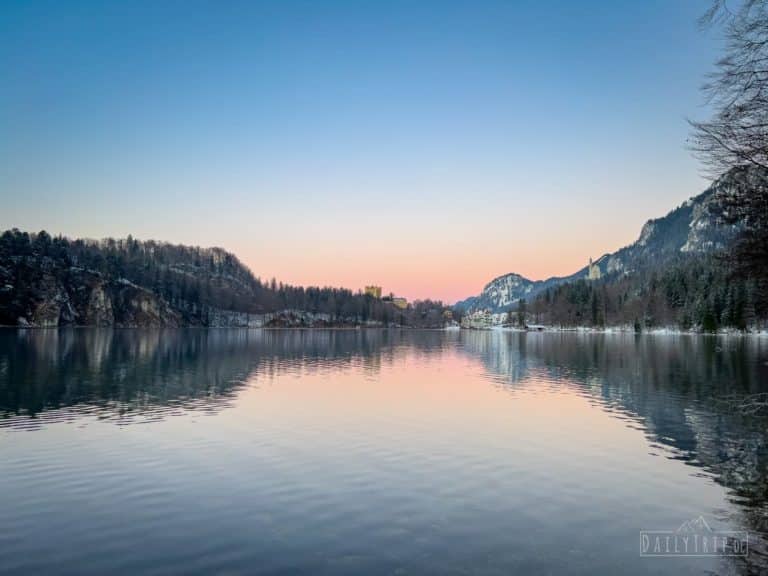 Alpsee Rundweg blaue Stunde Blick über den See