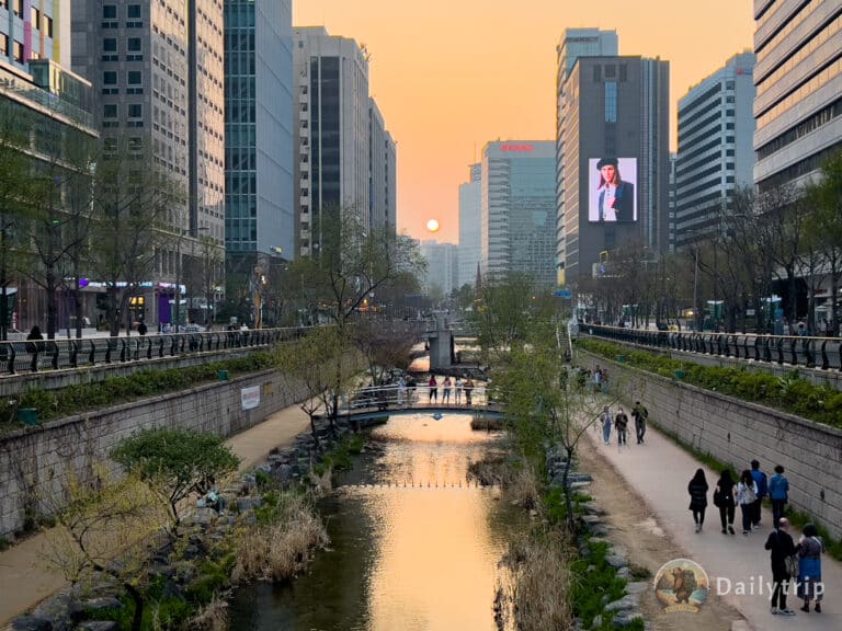 Cheonggyecheon Fluss Sonnenuntergang