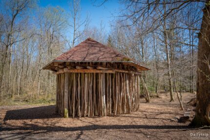 Gruenwalder Forst Walderlebniszentrum Klanglabyrinth Holzhaus