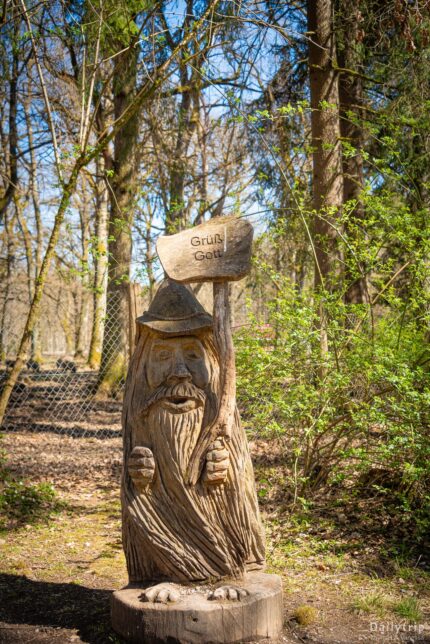 Gruenwalder Forst Walderlebniszentrum Waldfigur Gruess Gott