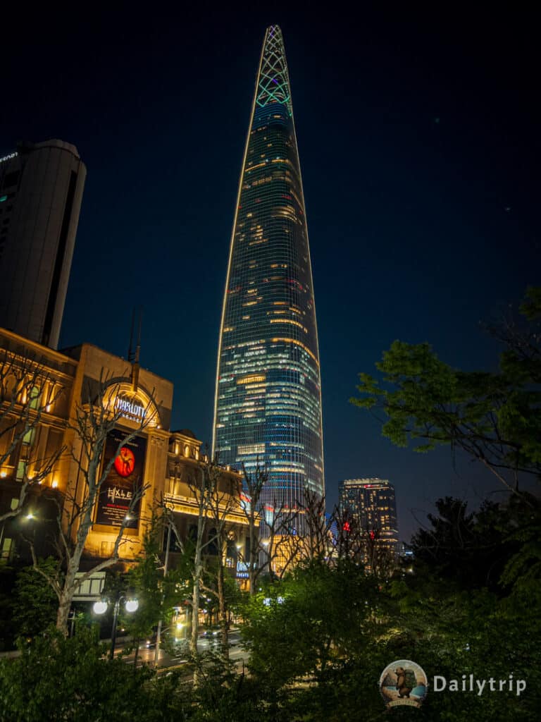 Lotte World Tower beleuchtet