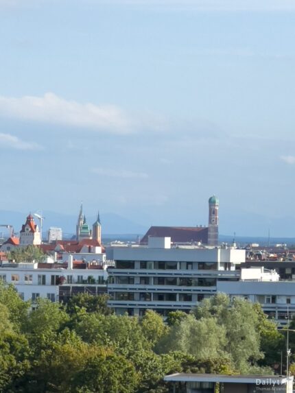 Muenchen Aussichtspunkt Luitpoldpark Frauenkirche