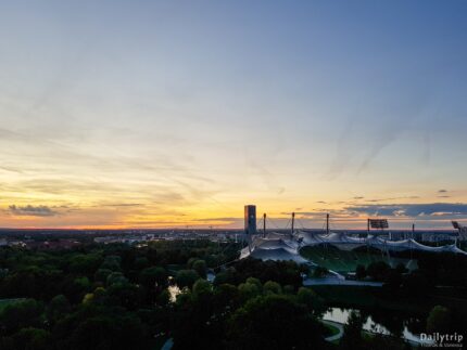 Muenchen Aussichtspunkt Olympiaberg Olympiastadion