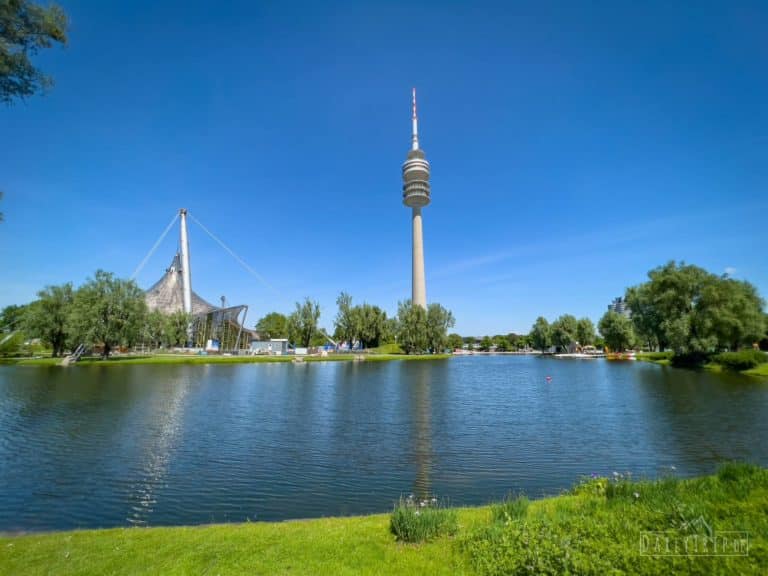 Muenchen Olympiapark Olympiaturm Fernsehturm See