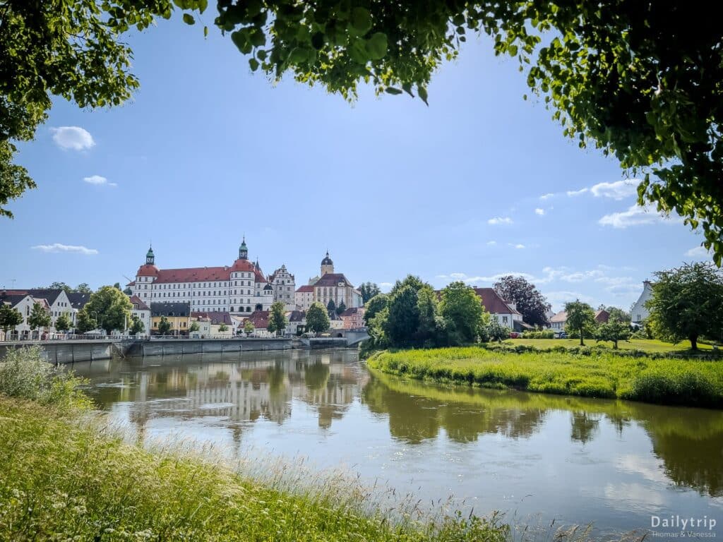 Neuburg an der Donau Stadtblick am Ufer